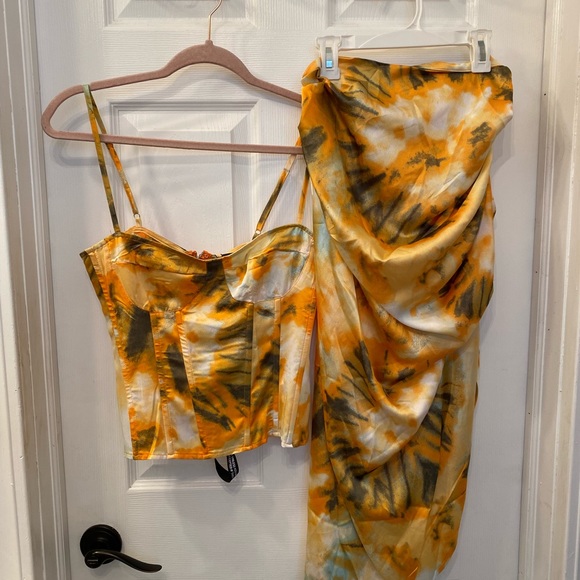 Brand new skirt is a 4 and top is a 6 - Picture 2 of 2